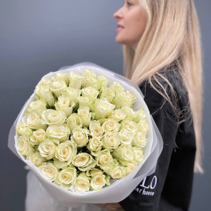 Воздушный букет из 51 белой кенийской розы в Вологде