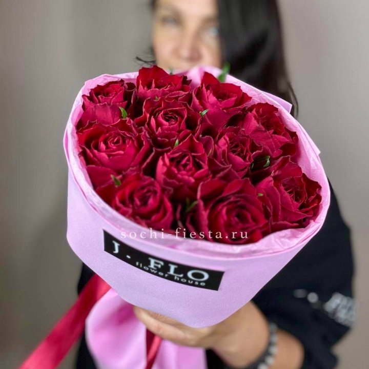 11 красных роз мадам ред в Вологде