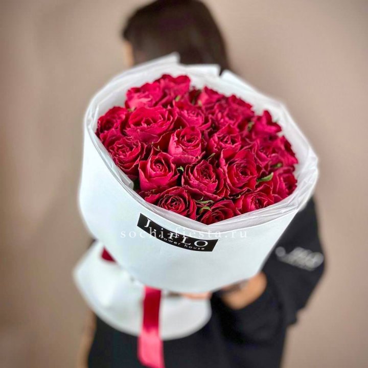 Букет красных роз мадам ред в Вологде