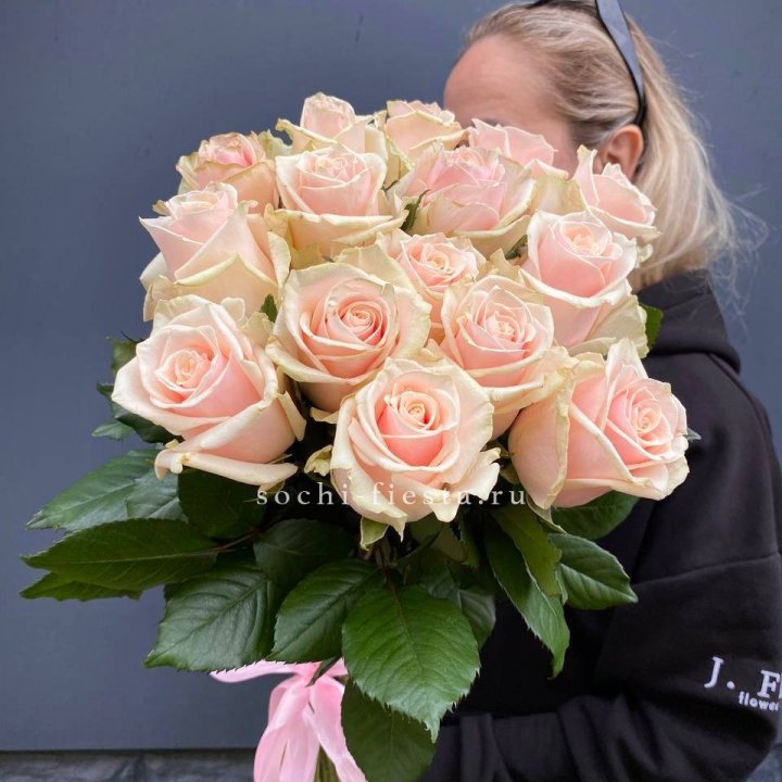15  кремовых высоких роз в Вологде