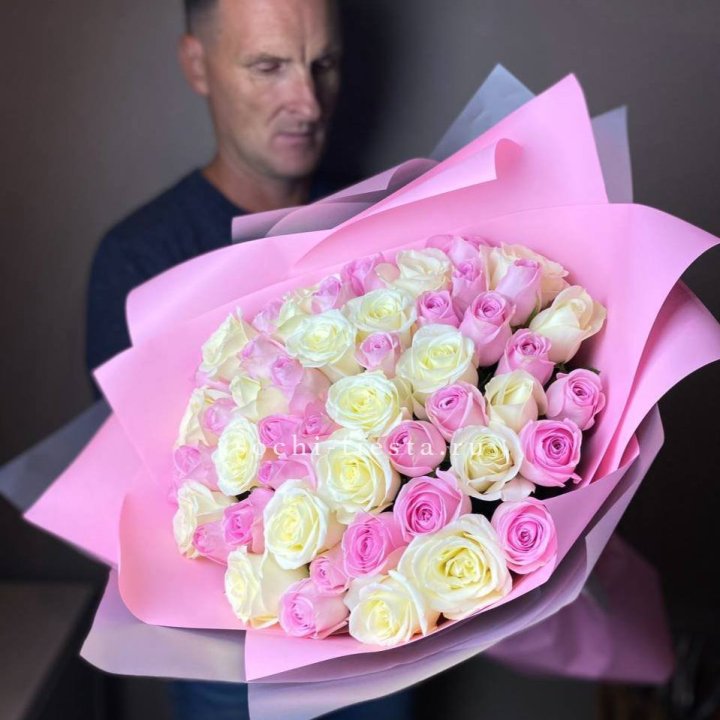51 белых и розовых роз в Вологде