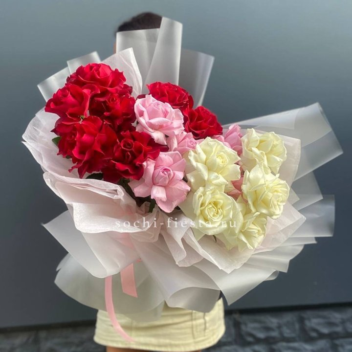 Микс из 17 роз в Вологде