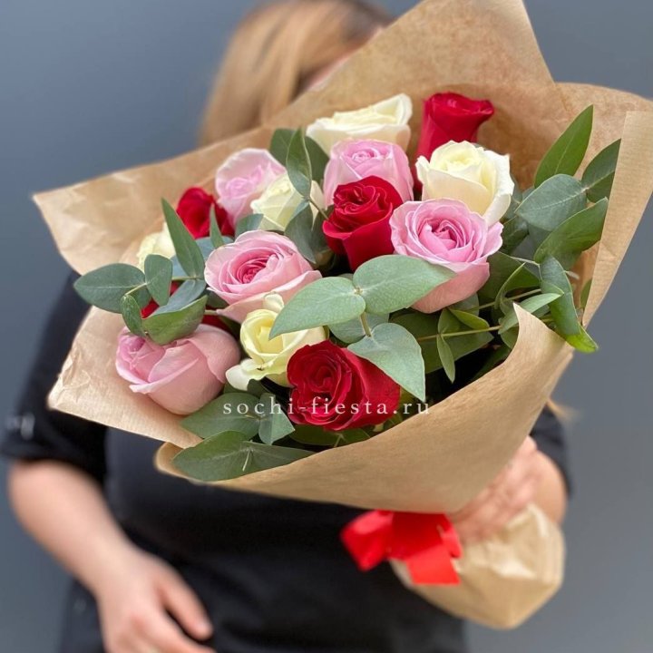 Букет из 15 роз с эвкалиптом в Вологде