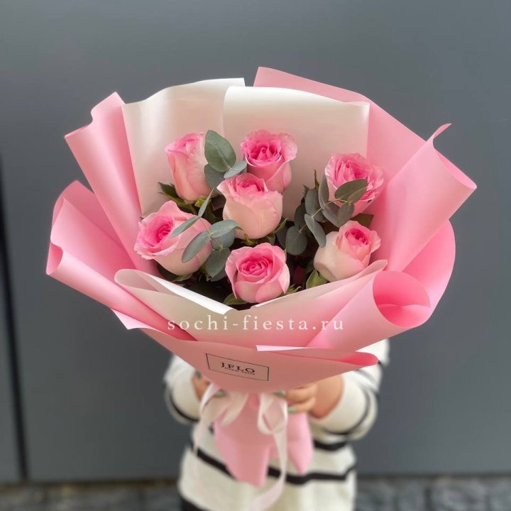 7 роз с эвкалиптом в Вологде