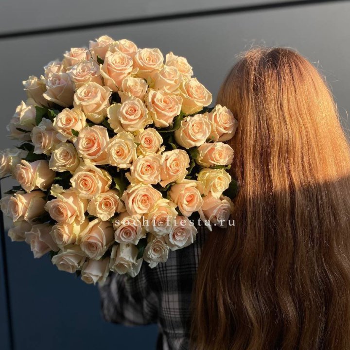 Охапка кремовых роз в Вологде