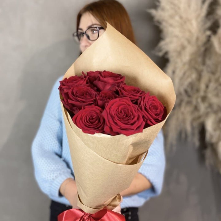 9 красных роз в крафте в Вологде