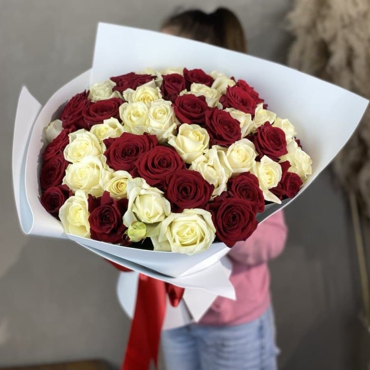 51 красная и белая роза в Вологде