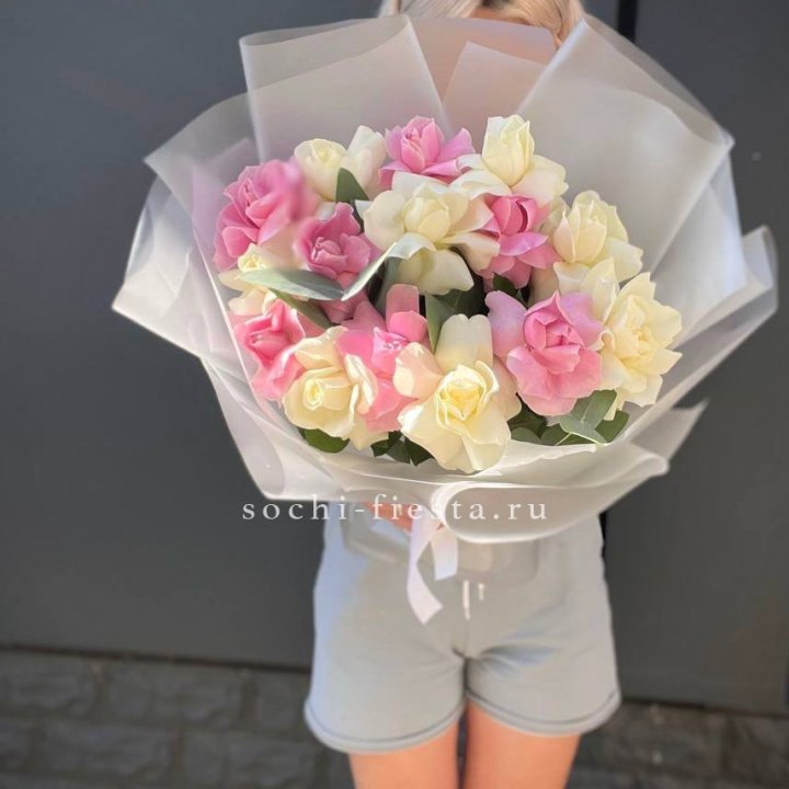 15 бело-розовых роз в Вологде