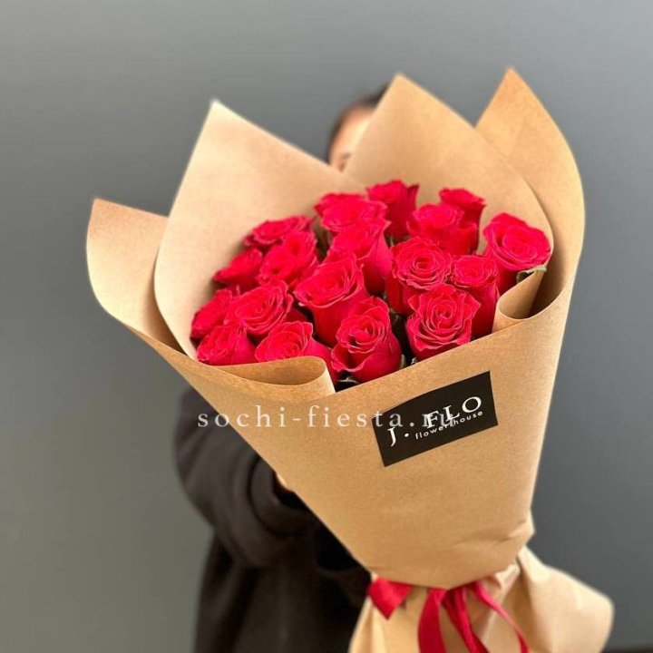19 красных роз в крафте в Вологде