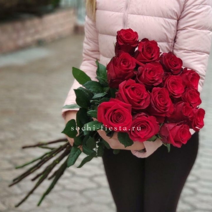 15 высоких красных роз в Вологде