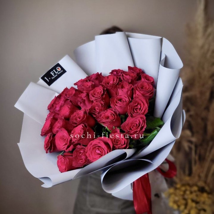 Красные розы 33 шт в Вологде