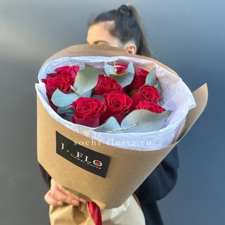 9 роз с эвкалиптом в Вологде