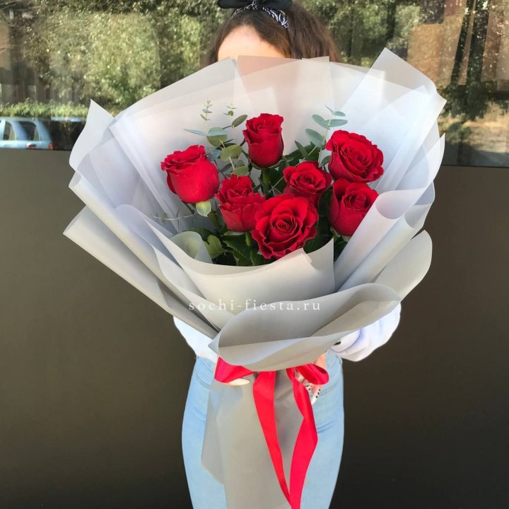 7 красных роз с эвкалиптом  в Вологде