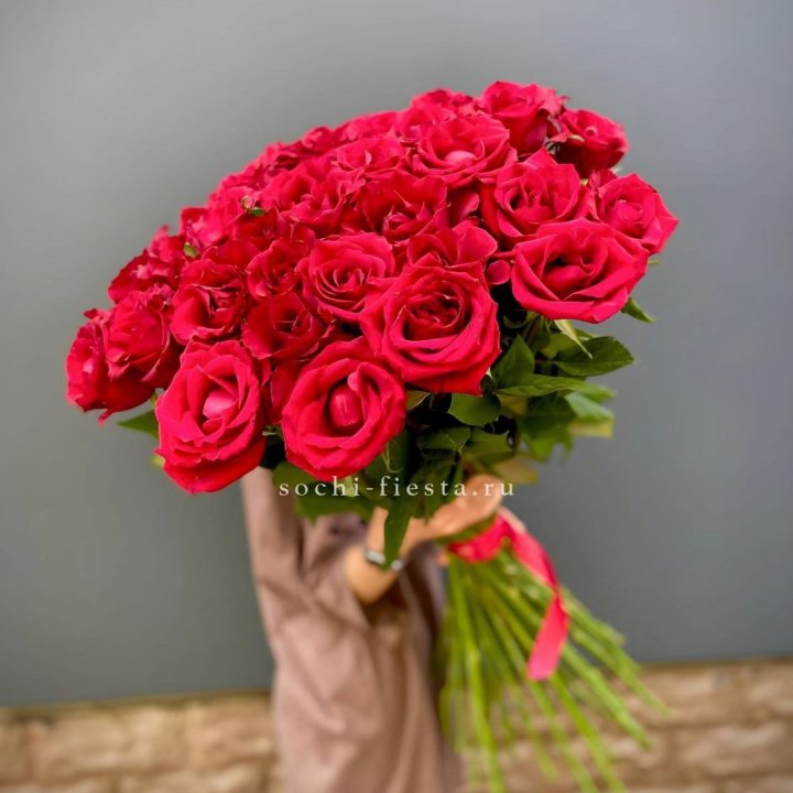 51 высокая красная роза в Вологде