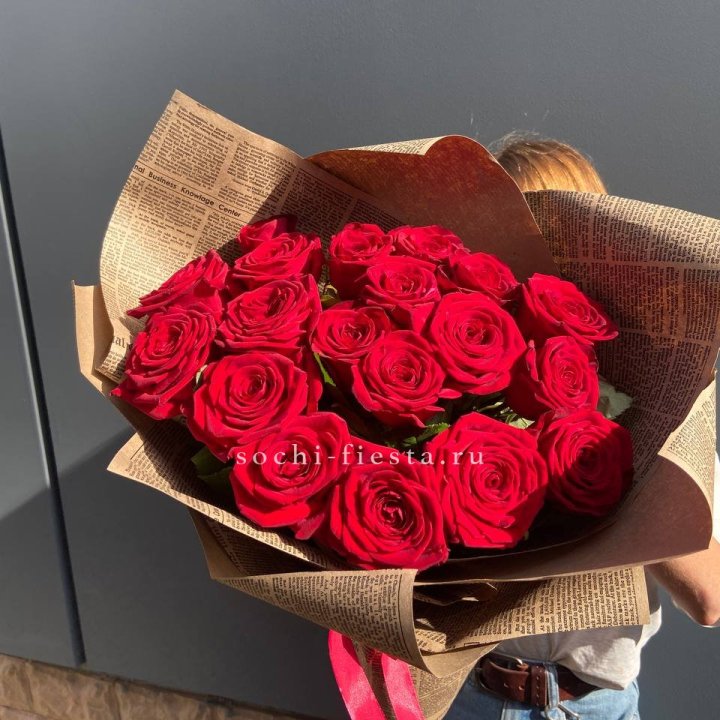19 красных роз Леди Крафт в Вологде