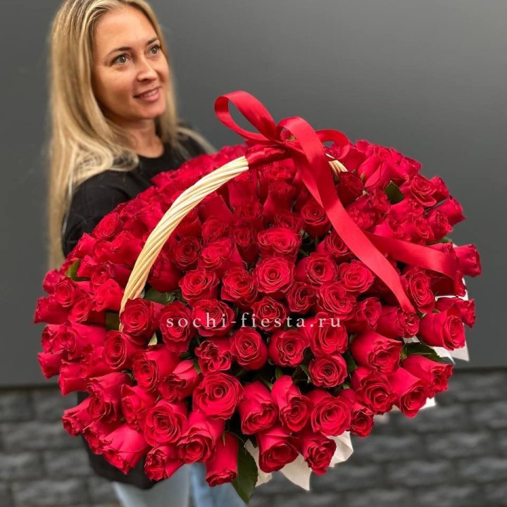 151 красная  роза в корзине в Вологде