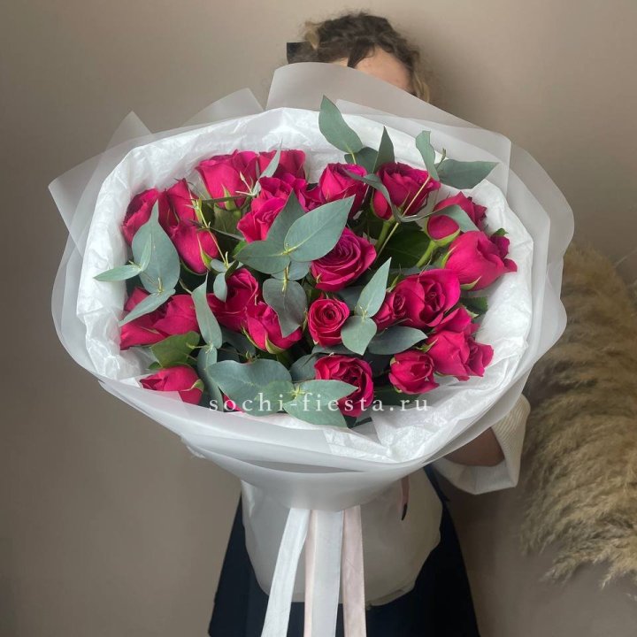25 малиновых роз с эвкалиптом в Вологде