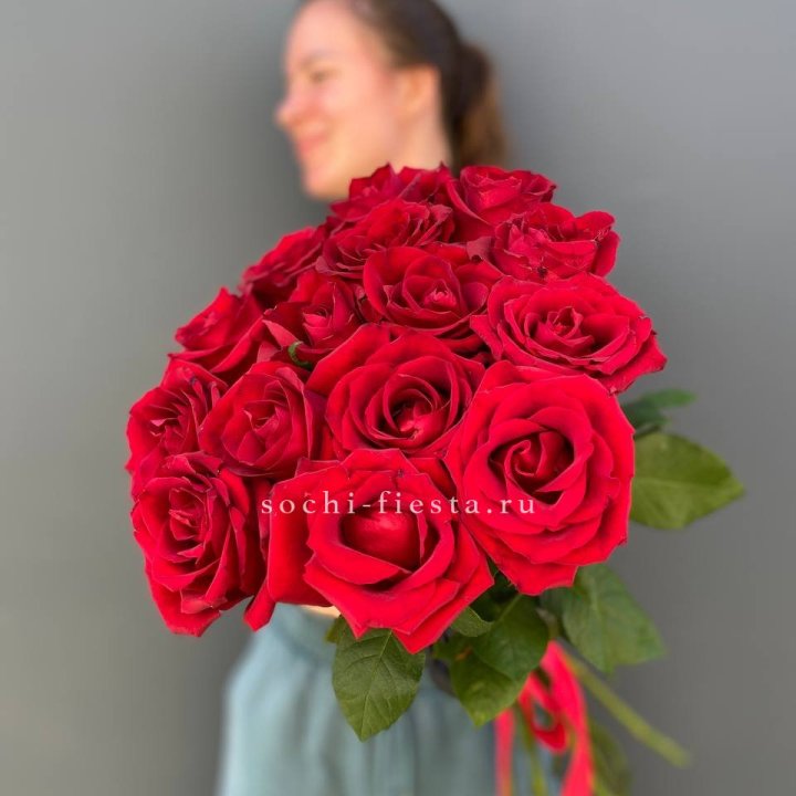 15 красных роз под ленту в Вологде