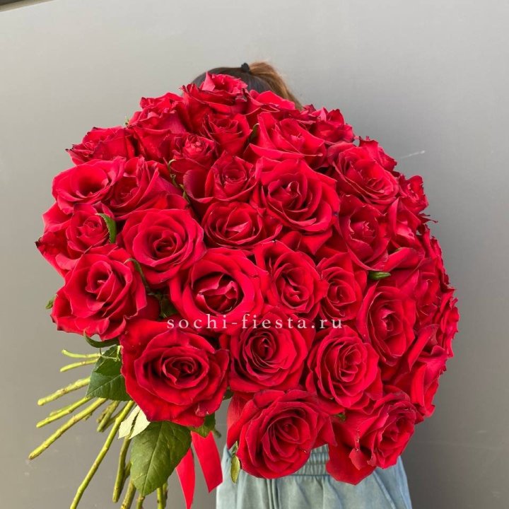 35 красных роз под ленту в Вологде