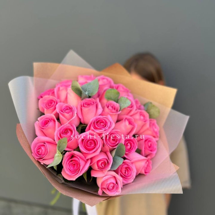 31 розовая роза с эвкалиптом в Вологде