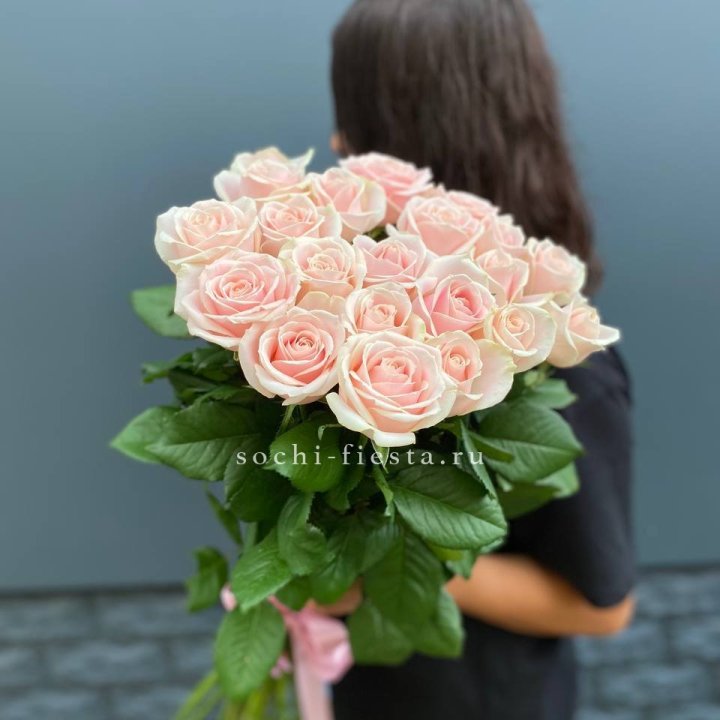 Высокие розовые розы в Вологде