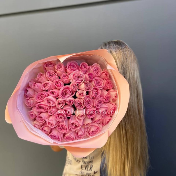 55 розовых роз в Вологде