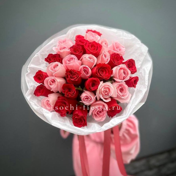 Букет красных и розовых 35 роз в Вологде