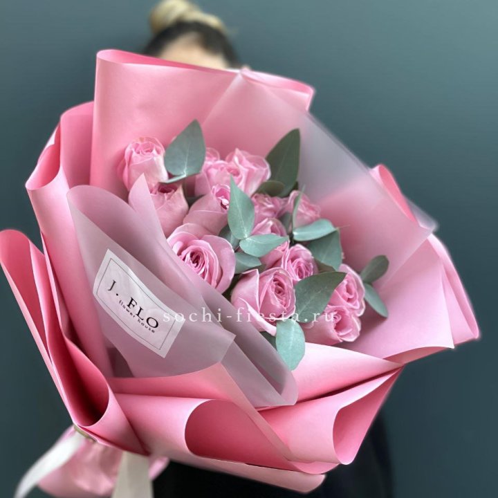 15 Розовых роз с эвкалиптом в Вологде