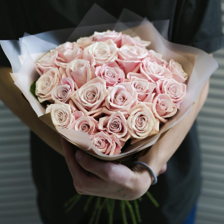 27 кремовых роз в Вологде