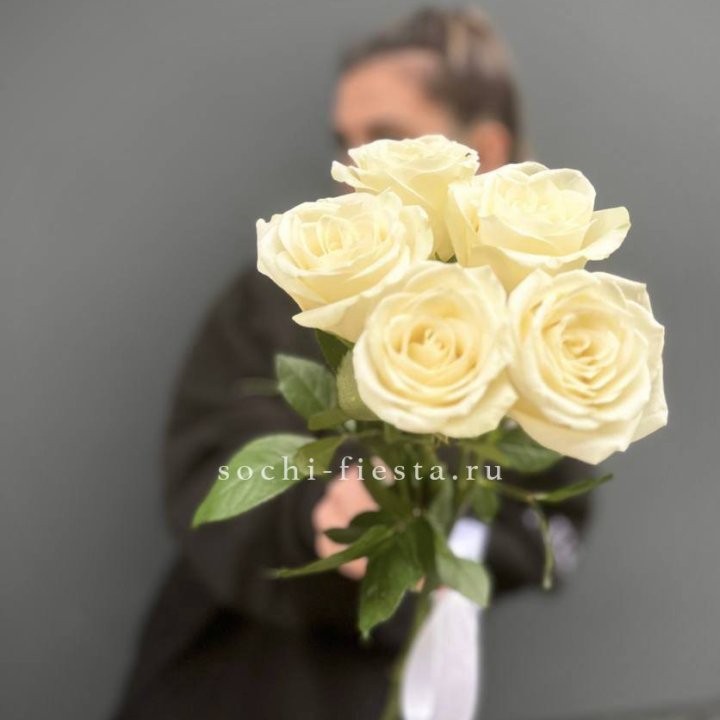 Букет 5 белых роз  в Вологде