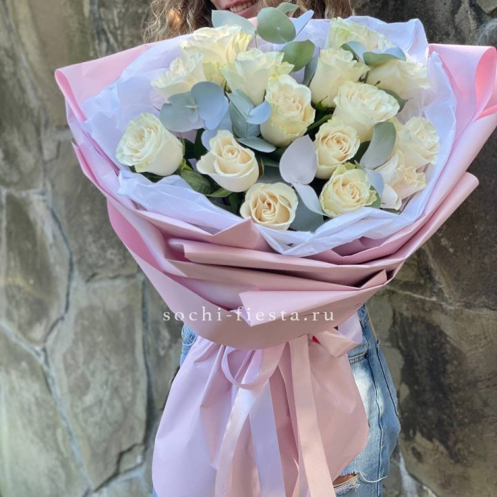 Белые розы в авторском оформлении в Вологде