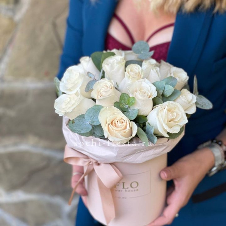 Цилиндр из белых роз в Вологде