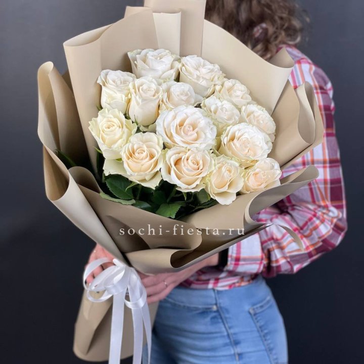15 белых роз кофе в Вологде