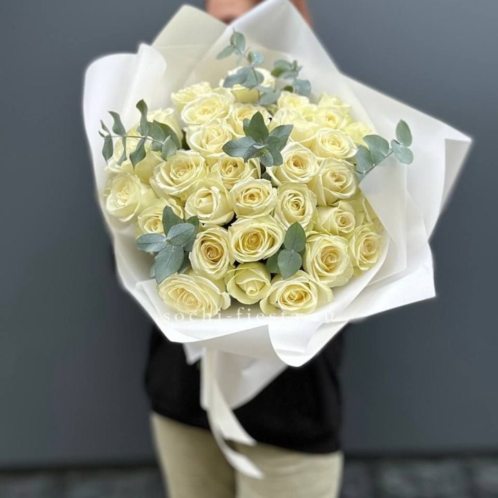 31 белая роза с эвкалиптом в Вологде