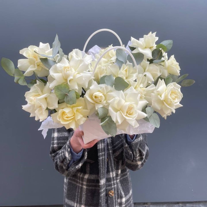 15 белых роз в сумочке в Вологде