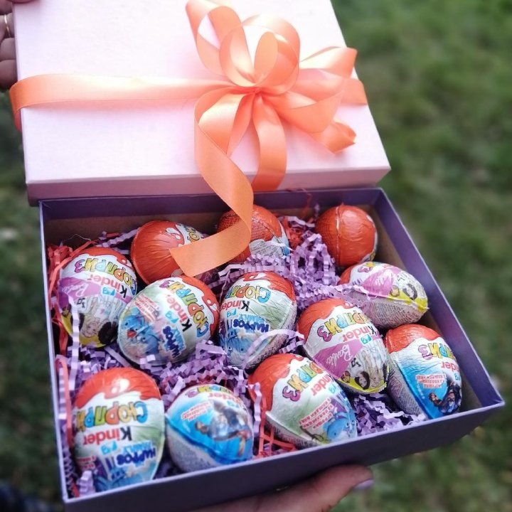 Коробка с киндерами в Вологде