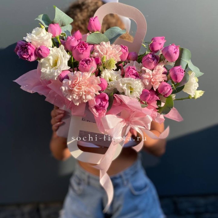 Сумочка с кустовой розой и диантусами в Вологде