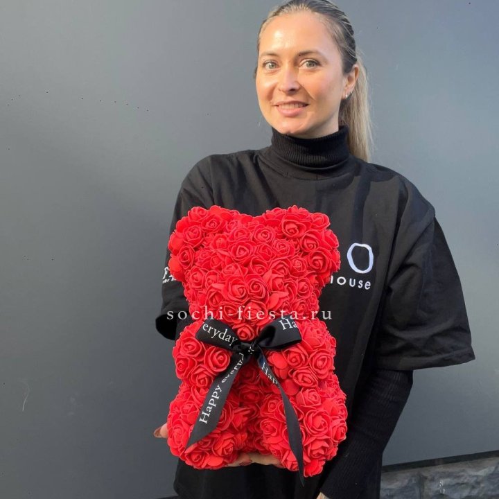 Медведь из роз красный в Вологде