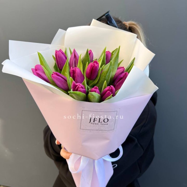 15 пурпурных тюльпанов в Вологде